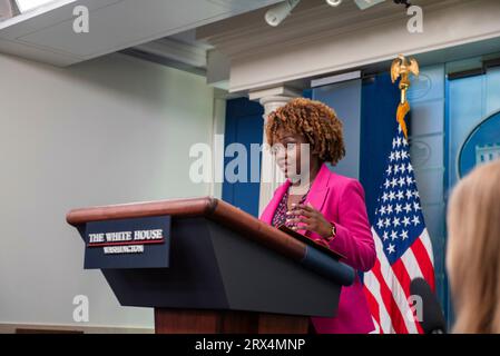 Washington, Vereinigte Staaten. 22 settembre 2023. Il segretario stampa della Casa Bianca Karine Jean-Pierre parla alla stampa durante il briefing stampa quotidiano alla Casa Bianca il 22 settembre 2023.â Credit: Annabelle Gordon/CNP/dpa/Alamy Live News Foto Stock