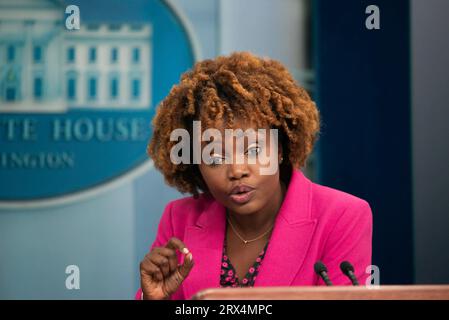 Washington, Vereinigte Staaten. 22 settembre 2023. Il segretario stampa della Casa Bianca Karine Jean-Pierre parla alla stampa durante il briefing stampa quotidiano alla Casa Bianca il 22 settembre 2023.â Credit: Annabelle Gordon/CNP/dpa/Alamy Live News Foto Stock