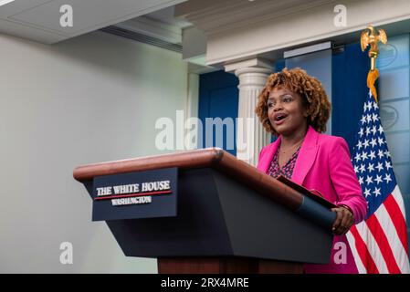 Washington, Vereinigte Staaten. 22 settembre 2023. Il segretario stampa della Casa Bianca Karine Jean-Pierre parla alla stampa durante il briefing stampa quotidiano alla Casa Bianca il 22 settembre 2023.â Credit: Annabelle Gordon/CNP/dpa/Alamy Live News Foto Stock