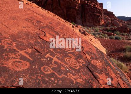 Lone Rock Petroglyphs, Valley of Fire state Park, Nevada Foto Stock