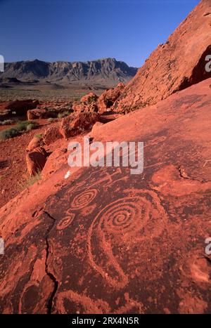 Lone Rock Petroglyphs, Valley of Fire state Park, Nevada Foto Stock