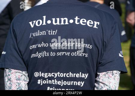 Shepparton Victoria Australia 23 settembre 2023, Legacy festeggia 100 anni di servizio alle vedove e ai bambini o ai militari. Il retro di una t-shirt indossata da un volontario Credit PjHickox/Alamy Live News Foto Stock