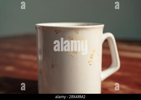 Tazza da caffè con macchia di caffè Foto Stock