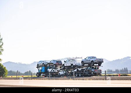 Autocarro industriale blu brillante autotrasportatore carro classico grande trattore semirimorchio per il trasporto di auto e incroci su un semirimorchio idraulico modulare Foto Stock