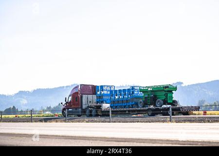 Potente trattore per semi-carro da trasporto lungo classico con cabina estesa per il riposo del conducente durante il trasporto del carico sul gradino del dec Foto Stock