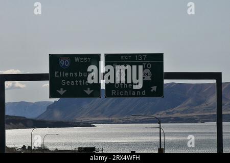 VANTAGE/WASHINGTON//USA / 05.ottobre 2019 / Rular Ameerica Vantage Way Othello Richmond Highway 26 usa free way pass bridge over Columbia River (Photo. Francis Dean/Deanpicture) Foto Stock
