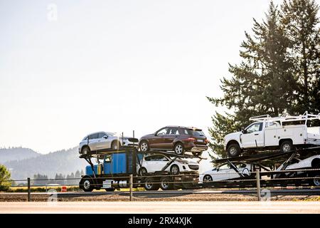 Autocarro industriale blu brillante autotrasportatore carro classico grande trattore semirimorchio per il trasporto di auto e incroci su un semirimorchio idraulico modulare Foto Stock