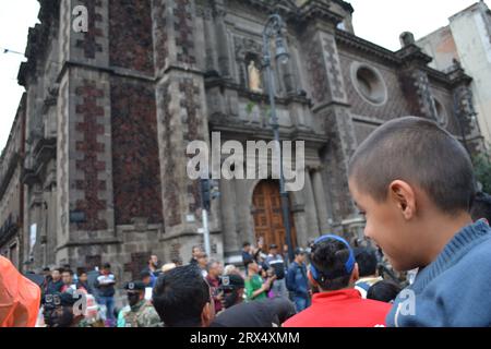 CDMX, città del Messico, Messico - 09 16 2023: Tradizionale parata del militar del giorno dell'indipendenza del Messico. Folla in attesa e in attesa e prepararsi per la parata Foto Stock