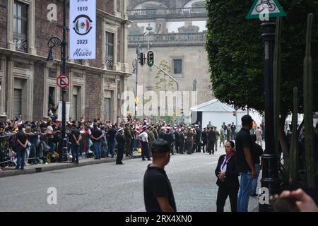 CDMX, città del Messico, Messico - 09 16 2023: Tradizionale parata del militar del giorno dell'indipendenza del Messico. Folla in attesa e in attesa e prepararsi per la parata Foto Stock