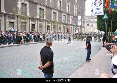 CDMX, città del Messico, Messico - 09 16 2023: Tradizionale parata del militar del giorno dell'indipendenza del Messico. Folla in attesa e in attesa e prepararsi per la parata Foto Stock