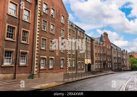 Edimburgo Street con le sue vecchie case in pietra che le danno un aspetto medievale, Scozia. Foto Stock