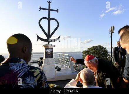 Marsiglia, Francia. 22 settembre 2023. Papa Francesco, accanto all'arcivescovo di Marsiglia e al cardinale Jean-Marc Aveline, partecipa a un omaggio al memoriale dedicato ai marinai e ai migranti persi in mare vicino alla Basilica di Notre-Dame de la Garde a Marsiglia, nel sud della Francia, il 22 settembre 2023. Papa Francesco si dirige a Marsiglia per una visita di due giorni incentrata sul Mediterraneo e sulla migrazione. Foto di (EV) Vatican Media/ABACAPRESS.COM Credit: Abaca Press/Alamy Live News Foto Stock