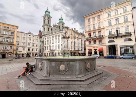 Linz, Austria - 13 agosto 2010: La Fontana di Nettuno (in tedesco: Neptunbrunnen) sulla piazza principale (in tedesco: Hauptplatz) Foto Stock