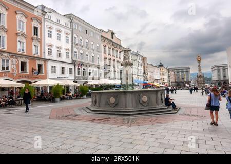 Linz, Austria - 13 agosto 2010: La Fontana di Nettuno (in tedesco: Neptunbrunnen) sulla piazza principale (in tedesco: Hauptplatz) Foto Stock