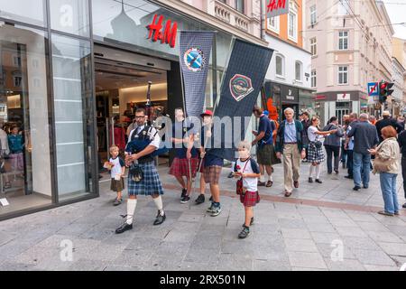 Linz, Austria - 13 agosto 2010: Tifosi dell'Highlanders Baseball Club su Landstrasse Foto Stock