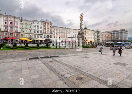 Linz, Austria - 13 agosto 2010: La piazza principale (in tedesco: Hauptplatz) con la colonna della Trinità (in tedesco: Dreifaltigkeitssäule) Foto Stock