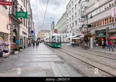 Linz, Austria - 13 agosto 2010: Landstrasse con il tram Foto Stock