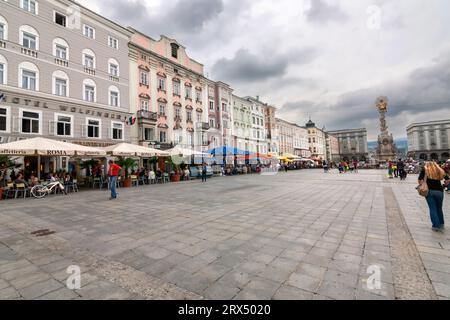 Linz, Austria - 13 agosto 2010: La piazza principale (in tedesco: Hauptplatz) con la colonna della Trinità (in tedesco: Dreifaltigkeitssäule) Foto Stock