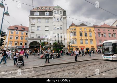 Linz, Austria - 13 agosto 2010: Landstrasse affollata in una nuvolosa giornata estiva Foto Stock