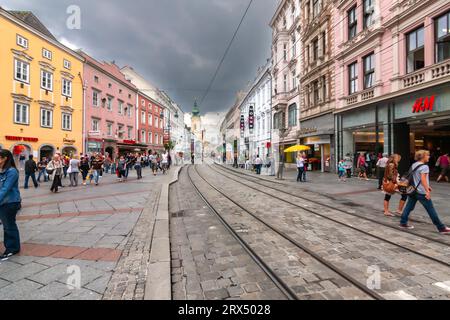 Linz, Austria - 13 agosto 2010: Landstrasse affollata in una nuvolosa giornata estiva Foto Stock