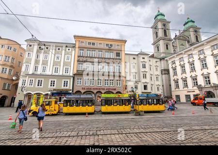 Linz, Austria - 13 agosto 2010: La piazza principale (in tedesco Hauptplatz) con il treno turistico Foto Stock