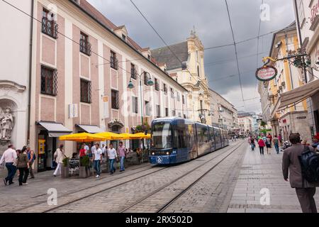 Linz, Austria - 13 agosto 2010: Landstrasse con linea del tram Foto Stock