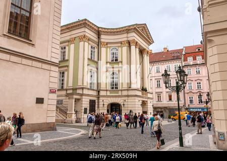 Praga, Repubblica Ceca - 17 agosto 2010: Via Zelezna con il Teatro degli Stati (ceco: Stavovské divadlo) Foto Stock