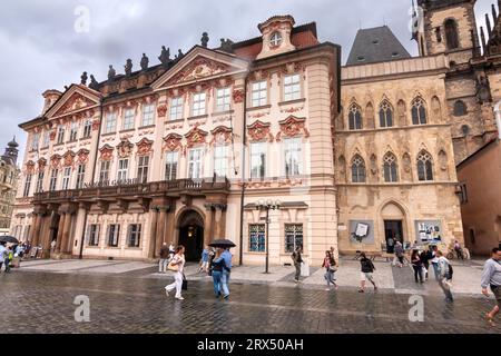 Praga, Repubblica Ceca - 17 agosto 2010: Galleria Nazionale di Praga - Palazzo Kinsky e Casa Campanaria di pietra Foto Stock