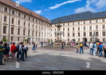 Praga, Repubblica Ceca - 18 agosto 2010: Secondo cortile del Castello di Praga e Fontana di Kohl's. Foto Stock