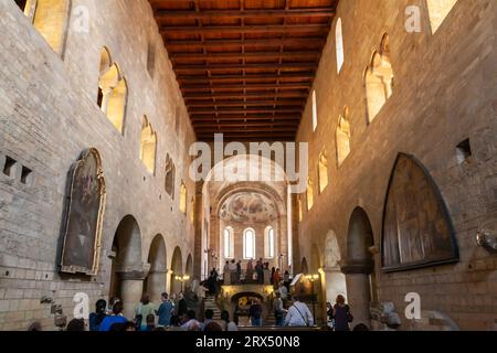 Praga, Repubblica Ceca - 18 agosto 2010: L'interno di St Basilica di Giorgio nel Castello di Praga Foto Stock