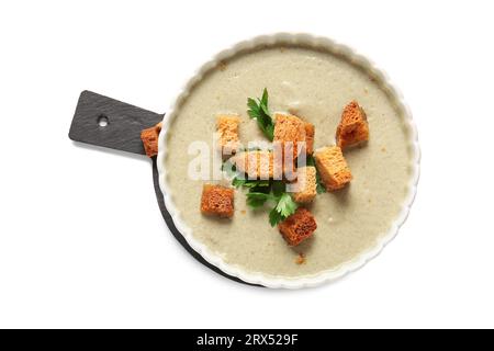 Ciotola di gustosa zuppa di panna con crostini su sfondo bianco Foto Stock