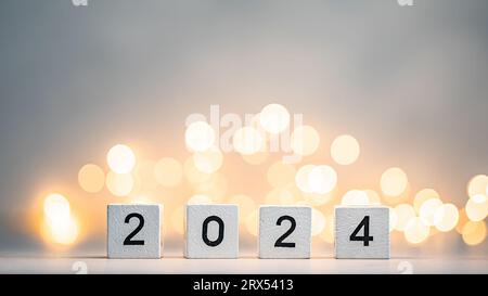 Capodanno 2024 in arrivo. numero 2024 su cubetti di legno Foto Stock
