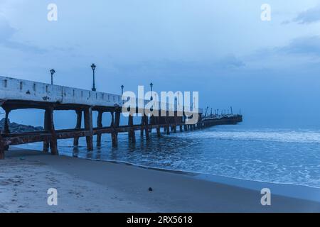 Ponte con vista sulla spiaggia in una serata al tramonto, Pondicherry India Foto Stock