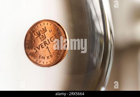 La corona svedese si trova a un livello minimo rispetto all'euro. Questa settimana ha visto un nuovo record storico per la corona svedese. Solo quest’anno, ha perso circa il 7 per cento in valore contro l’euro. Nella foto: Qui una corona che affonda nell'acqua. Foto Stock