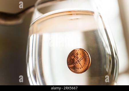 La corona svedese si trova a un livello minimo rispetto all'euro. Questa settimana ha visto un nuovo record storico per la corona svedese. Solo quest’anno, ha perso circa il 7 per cento in valore contro l’euro. Nella foto: Qui una corona che affonda nell'acqua. Foto Stock