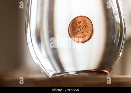 La corona svedese si trova a un livello minimo rispetto all'euro. Questa settimana ha visto un nuovo record storico per la corona svedese. Solo quest’anno, ha perso circa il 7 per cento in valore contro l’euro. Nella foto: Qui una corona che affonda nell'acqua. Foto Stock