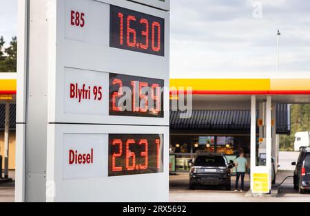 Prezzi del carburante lungo l'autostrada E4, Herrbeta, Svezia, durante venerdì. Foto Stock