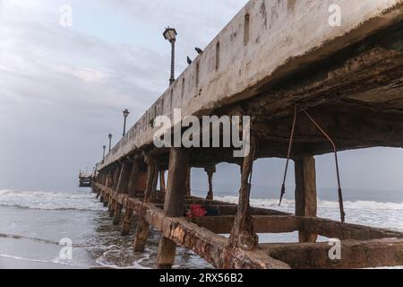 Ponte con vista sulla spiaggia in una serata al tramonto, Pondicherry India Foto Stock