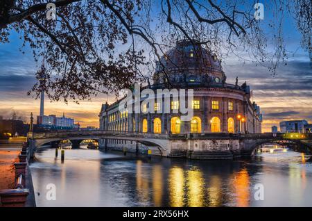 Paesaggio urbano di Berlino con il Museo Bode in inverno Foto Stock