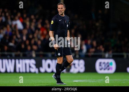 DEVENTER, PAESI BASSI - 22 SETTEMBRE: L'arbitro Bas Nijhuis guarda all'Eredivisie match di Go Ahead Eagles e fortuna Sittard a de Adelaarsho Foto Stock