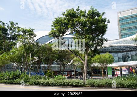 Singapore - 20 ottobre 2022: Plaza Singapura. E' un moderno centro commerciale situato lungo Orchard Road, Singapore, vicino alla stazione MRT di Dhoby Ghaut Foto Stock