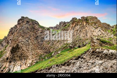 insolita formazione rocciosa, razza. Montagne, geologia, trekking e bellissime forme panorami e sfondi nella natura. Terre estive al tramonto sulle montagne panoramiche Foto Stock