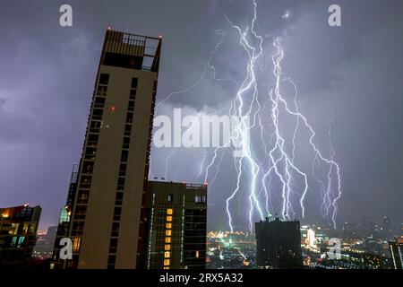 Bangkok, Bangkok, Thailandia. 22 settembre 2023. Dozzine di fulmini colpirono la zona sud di Bangkok nel corso di 30 minuti durante una grande tempesta durante la stagione dei monsoni estivi. (Immagine di credito: © Adryel Talamantes/ZUMA Press Wire) SOLO USO EDITORIALE! Non per USO commerciale! Crediti: ZUMA Press, Inc./Alamy Live News Foto Stock