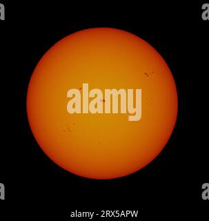 Londra, Regno Unito. 23 settembre 2023. La superficie del Sole è punteggiata da 12 gruppi di vasi solari separati, alcuni dei quali creano razze solari con la Terra rivolta verso l'ejecta da questi che creano Aurora vista in tutto il mondo, anche nelle parti più settentrionali del Regno Unito. Crediti: Malcolm Park/Alamy Live News Foto Stock