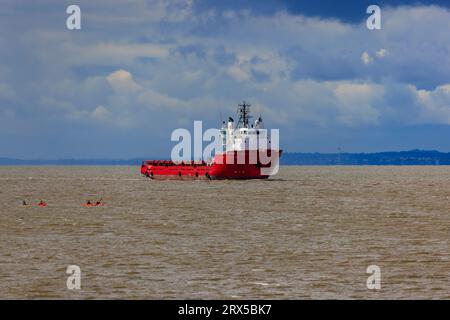 Nave di rifornimento SAR Brage diretta al porto Foto Stock