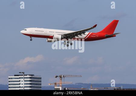 Gli aeroplani si bevono all'atterraggio Foto Stock