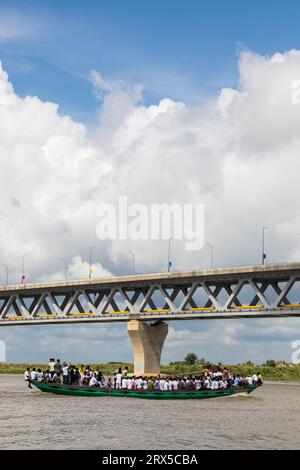 Padma Bridge, esclusiva immagine 4K sotto lo splendido cielo nuvoloso dal fiume Padma, Bangladesh Foto Stock