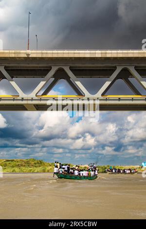 Padma Bridge, esclusiva immagine 4K sotto lo splendido cielo nuvoloso dal fiume Padma, Bangladesh Foto Stock