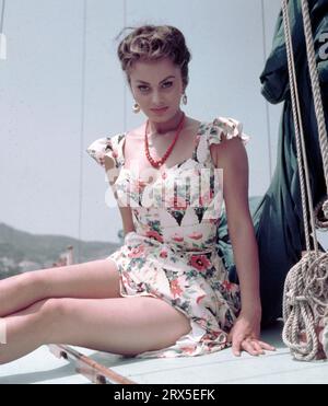 SOPHIA LOREN in SCANDAL IN SORRENTO (1955) -titolo originale: PANE, AMORE E...-, diretto da DINO RISI. Credito: TITANUS / album Foto Stock