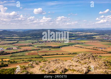 Escursione in tarda estate attraverso la campagna dell'alta Franconia vicino a Bad Staffelstein - Baviera - Germania Foto Stock